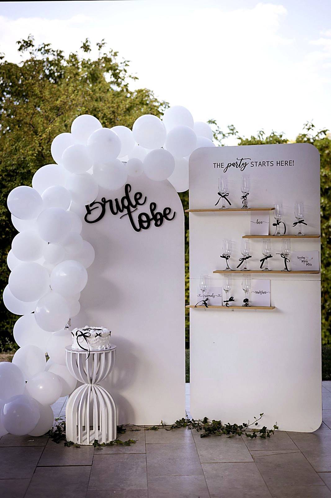 Bride to be panel sa belim balonima i policom za čaše