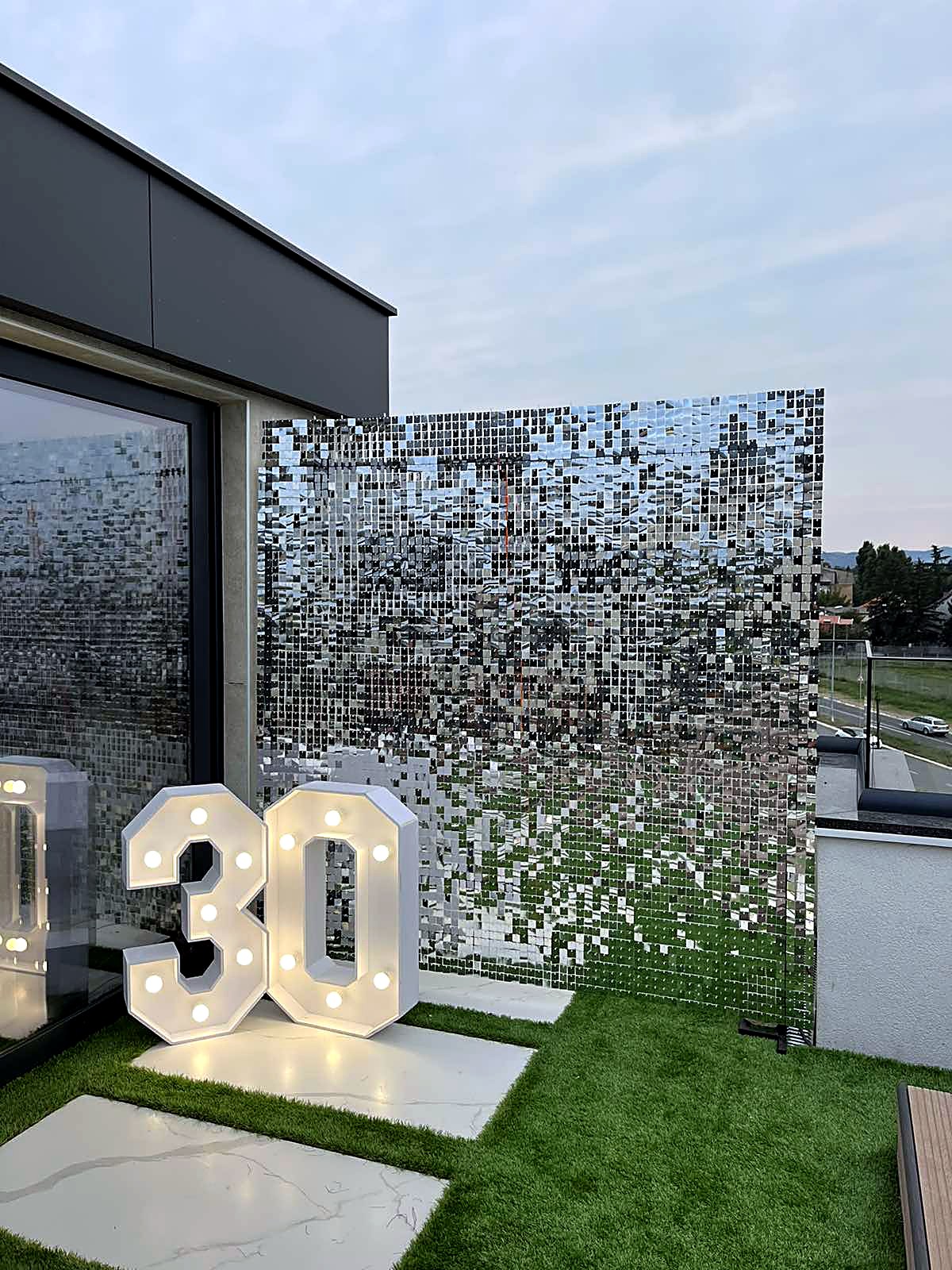 Shimmer zid i svetleći broj 30 na terasi