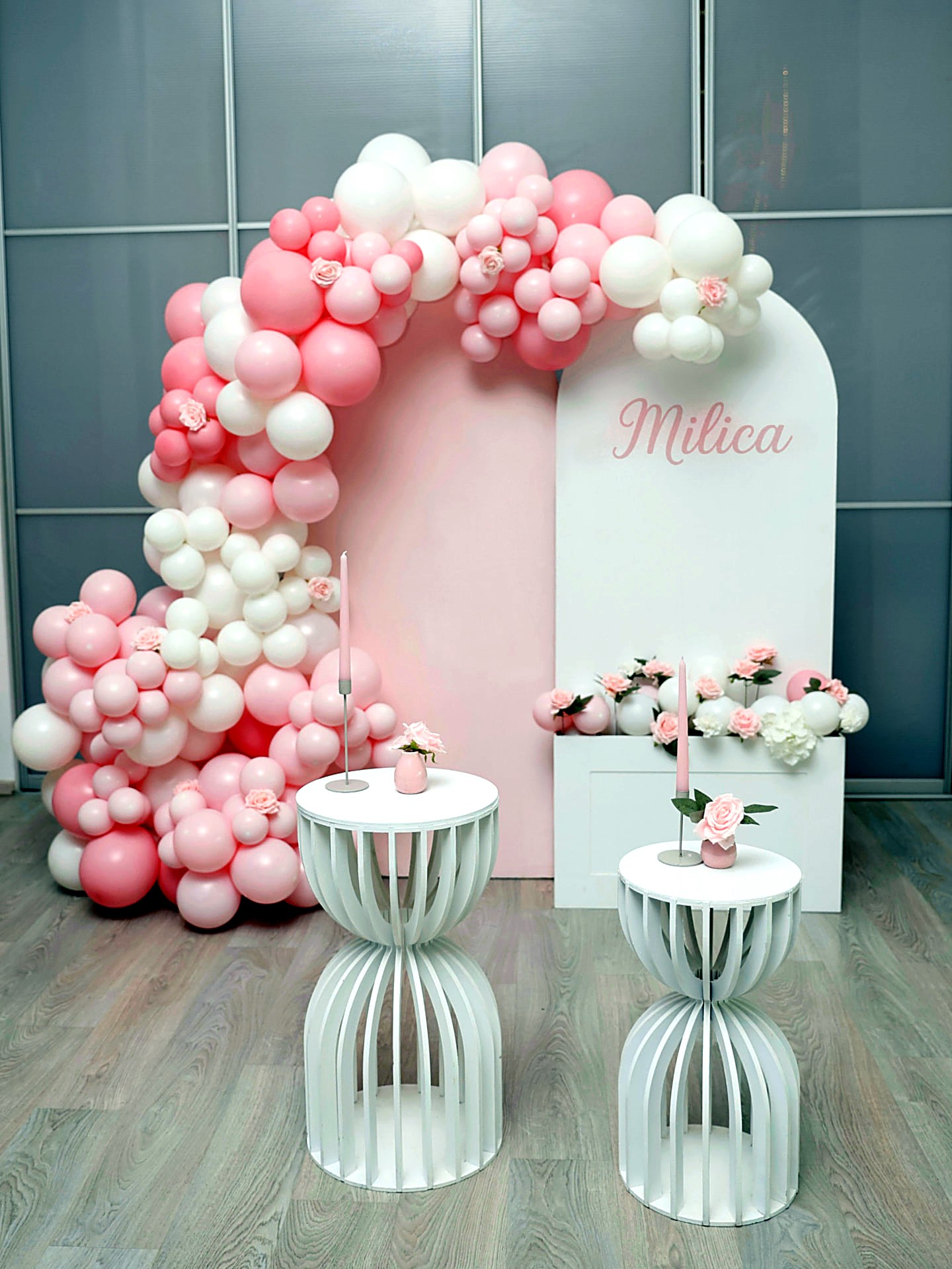 Roze i beli balon luk sa panelom Milica i belim postoljima