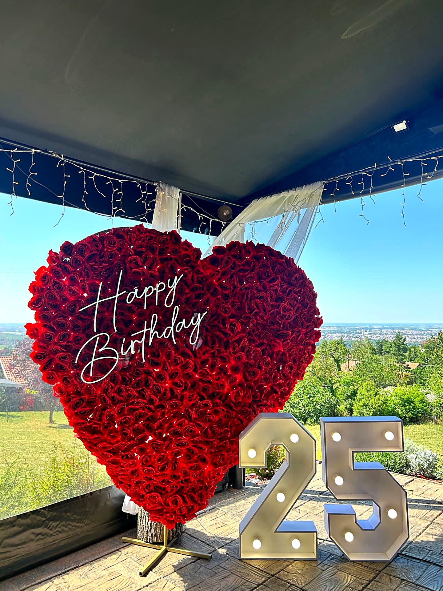 Srce od crvenih ruža sa neonom Happy Birthday i svetlećim brojem 25